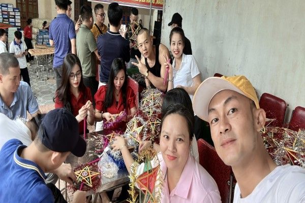 Phòng khám đa khoa Lê Lợi thể hiện tinh thần "Vầng trăng yêu thương," mang niềm vui đến cho trẻ em ở vùng núi Nghệ An