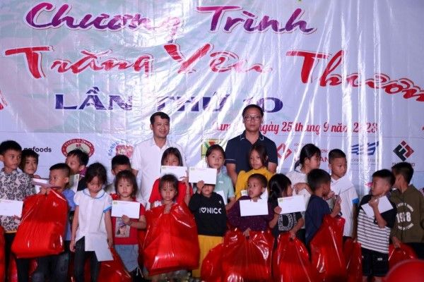 Chương trình “Vầng trăng yêu thương" mang Tết Trung thu đến các em nhỏ tại Trường Tiểu học Cam Lâm